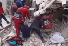 Σεισμός στην Τουρκία: Η στιγμή που τα χαλάσματα κτιρίου καταπλακώνουν διασώστες