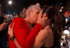 SAG Awards: H Jamie Lee Curtis βραβεύτηκε και πανηγύρισε φιλώντας την Michelle Yeoh στα χείλη