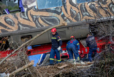 Τέμπη: Ολοκληρώθηκαν οι ταυτοποιήσεις- Μια γυναίκα αναζητά ακόμα την κόρη της