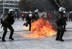 Φωτορεπόρτερ καταγγέλλει τραυματισμό από χειροβομβίδες κρότου- λάμψης αστυνομικών