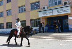 Εκλογές Τουρκία: Οι περίεργες εμφανίσεις σε εκλογικά κέντρα-Από άλογα σε παραδοσιακές φορεσιές 
