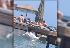 Ρόδος: Σερβιτόρος beach bar σχεδόν κολυμπά, για να πάει παραγγελία