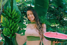 Η Freelee επέστρεψε μετά από χρόνια στα social media και εξακολουθεί να τρώει μπανάνες