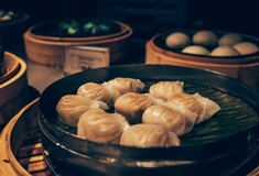 Κίνα: Αντιδράσεις προκαλεί εστιατόριο για τον διαγωνισμό με τα 108 ντάμπλινγκ- «Είναι σπατάλη»