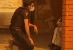 Φωτιά στην Μάνδρα: Αστυνομικοί προσπαθούν να πείσουν μοναχές να εγκαταλείψουν το μοναστήρι τους