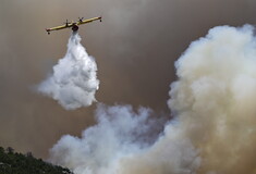 Φωτιά στη Μάνδρα: Καίγονται σπίτια στη Νέα Ζωή- Απειλούνται κι άλλοι οικισμοί