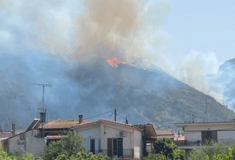 Φωτιά στο Δερβενάκι Αιγίου: Κοντά σε σπίτια- Έκλεισε η παλιά εθνική οδός