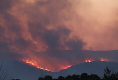 Φωτιές: Ολονύχτια μάχη με τα πύρινα μέτωπα - Δύο νεκροί, καμένες περιουσίες και οικολογική καταστροφή