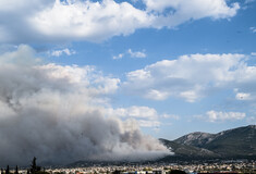 Φωτιά στην Πάρνηθα: Οι φλόγες φτάνουν στον Εθνικό Δρυμό