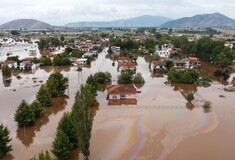 Κακοκαιρία: Εγκλωβισμένοι όλοι οι κάτοικοι στα Μεγάλα Καλύβια - «Μπορεί να υπάρχουν νεκροί»