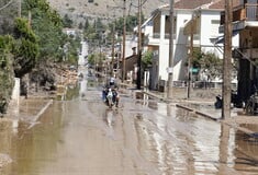 Πλημμύρες: Οικισμοί παραμένουν αποκλεισμένοι - Άνοιξαν βασικές οδικές αρτηρίες