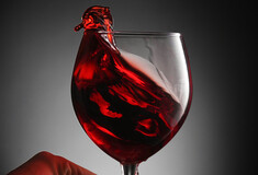 Βρέθηκε εξήγηση για τον πονοκέφαλο από κόκκινο κρασί- Και δεν είναι η ποσότητα