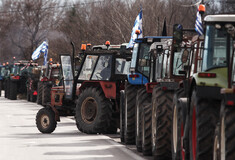 Συνεχίζονται οι κινητοποιήσεις - Αγρότες παρέταξαν τα τρακτέρ τους στο τελωνείο Νίκης στη Φλώρινα
