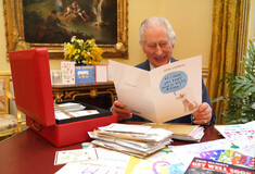Ο βασιλιάς Κάρολος γελά με τις κάρτες που λαμβάνει- «Τουλάχιστον δεν χρειάζεται να φορέσεις κώνο»