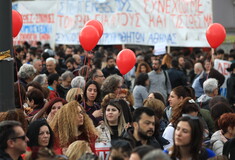 Στους δρόμους με μπαλόνια και πανό για τα Τέμπη – Εικόνες από τις συγκεντρώσεις