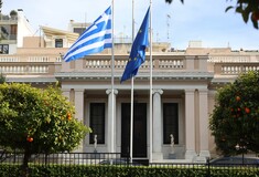 Τι απαντούν κυβερνητικές πηγές στο κατηγορητήριο του ΣΥΡΙΖΑ για τον Καραμανλή: Επικοινωνιακό πυροτέχνημα