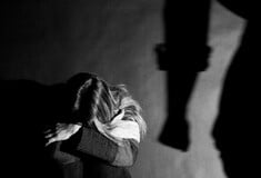 Το νέο εγχειρίδιο της ΕΛ.ΑΣ. για την ενδοοικογενειακή βία - Τι αναφέρει για περιπολικά, panic button και χώρους διαμονής των θυμάτων