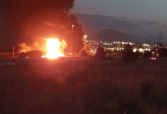 Μεγάλη φωτιά στην Αθηνών-Κορίνθου μετά από ανατροπή βυτιοφόρου