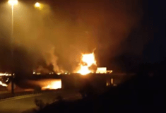 Έκρηξη βυτιοφόρου: Βίντεο από την τεράστια φωτιά στην εθνική Αθηνών Κορίνθου 