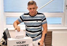 Ευρωεκλογές 2024: Με πατερίτσα ψήφισε ο πρωθυπουργός της Σλοβακίας, Ρόμπερτ Φίτσο 