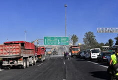 Μεγάλες καθυστερήσεις στην κίνηση στην Αθηνών - Κορίνθου λόγω της κατεδάφισης της γέφυρας