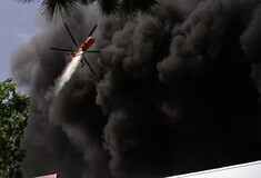 Εργοστάσιο – Κάτω Κηφισιά: Ελικόπτερο στην κατάσβεση για να μην επεκταθεί η φωτιά