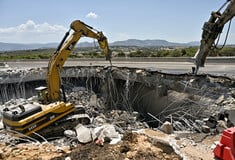 Κορινθία: Ταλαιπωρία των κατοίκων από τη γέφυρα που κατεδαφίστηκε 