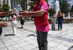 Guardian: Οι τουρίστες στην Ελλάδα είναι ελλιπώς ενημερωμένοι για τους κινδύνους του καύσωνα