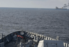 Οι Χούτι χτύπησαν φορτηγό πλοίο - Καίγεται ακυβέρνητο στον Κόλπο του Άντεν