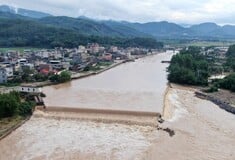 Κίνα: Νεκροί, δεκάδες αγνοούμενοι και εγκλωβισμένοι από τις πλημμύρες