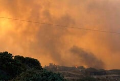 Μήλος: Η φωτιά συνεχίζει ανεξέλεγκτη προς το Τσιγκράδο - Ισχυροί άνεμοι στην περιοχή