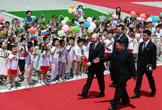 Με αγκαλιές και πλήθη που πανηγύριζαν υποδέχτηκε ο Κιμ Γιονγκ Ουν τον Πούτιν
