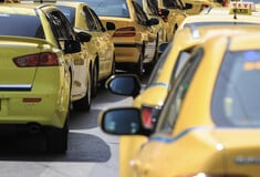 Μόνιμα στο 13% από 24% ο μειωμένος συντελεστής ΦΠΑ στα ταξί