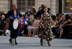 Παρίσι: Η Vogue έκανε την Place Vendôme πασαρέλα για τα 100 χρόνια μόδας, με σταρς, μοντέλα και αθλητές