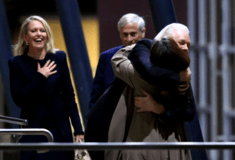 Έφθασε στην Αυστραλία ο Ασάνζ: Η αγκαλιά με τη σύζυγό του