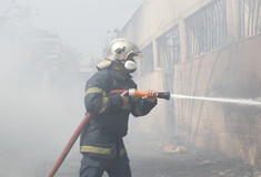 Υπό μερικό έλεγχο η φωτιά στο εγκαταλελειμμένο κτήριο στο Μοσχάτο
