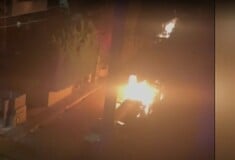 Επίθεση στου Παπάγου: Μέσα στο περιπολικό όπου βρισκόταν ο αστυνομικός έπεσε μία μολότοφ