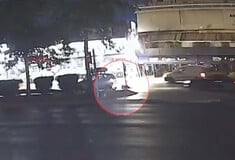 Τροχαίο στη Λ. Αθηνών: Δύο αυτοκίνητα χτύπησαν διαδοχικά και εγκατέλειψαν τη 17χρονη