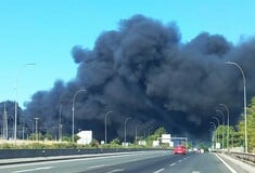 Φωτιά στη Ριτσώνα: Πυκνοί μαύροι καπνοί από τα εργοστάσια που καίγονται