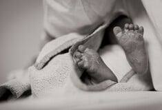 Δημογραφικό: Συνεχώς διευρύνεται το χάσμα μεταξύ θανάτων και γεννήσεων