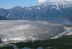 Μελέτη διαπιστώνει ότι το παγωμένο πεδίο της Αλάσκας λιώνει με «απίστευτα ανησυχητικό» ρυθμό