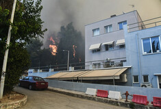 Φωτιά στην Πάτρα: Προσήχθη γυναίκα που απειλούσε ότι θα κάψει το Καραμανδάνειο