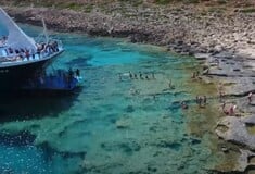 Κρήτη: Στον Μπάλο αναγκάζουν τους τουρίστες να μπουν μέχρι τον λαιμό στο νερό για να φτάσουν στο πλοίο