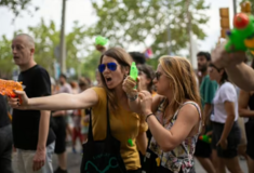 Ισπανία: Ο υπουργός Τουρισμού επιτίθεται σε διαδηλωτές που ψεκάζουν τουρίστες με νεροπίστολα