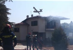 Φωτιά στο Τρίλοφο: Ένας πυροσβέστης στο νοσοκομείο με αναπνευστικά προβλήματα