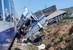 Σύγκρουση φορτηγού με τρένο στην Αυλίδα: Τραυματίστηκαν ελαφρά δύο παιδιά και ένας ενήλικας