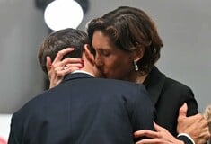 Το φιλί Μακρόν και της υπουργού Αθλητισμού αναστατώνει τη Γαλλία