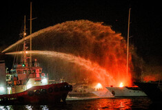 Φωτιά στη Μαρίνα Ζέας: Παρανάλωμα έγιναν τρία πολυτελή γιοτ