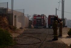 Φωτιά στην Αττική: Αστυνομικοί απεγκλωβίζουν πολίτες από τα πύρινα μέτωπα