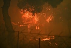 Φωτιά στην Αττική: Καίγονται σπίτια σε Νέα Πεντέλη και Πάτημα Βριλησσίων